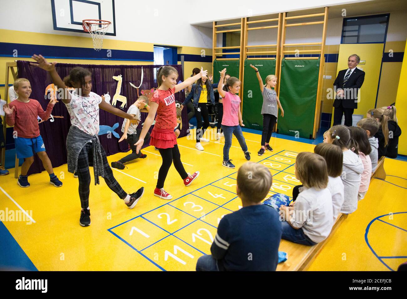 Skofja Loka, Slovénie. 1er septembre 2020. Les écoliers se font devant leurs camarades d'école et ministre de l'intérieur, Ales Hojs, le premier jour de la nouvelle année scolaire.malgré une augmentation des infections COVID-19 après les vacances d'été, le gouvernement slovène décide que tous les élèves retournent à l'école car une nouvelle année scolaire commence en Slovénie. Crédit : SOPA Images Limited/Alamy Live News Banque D'Images