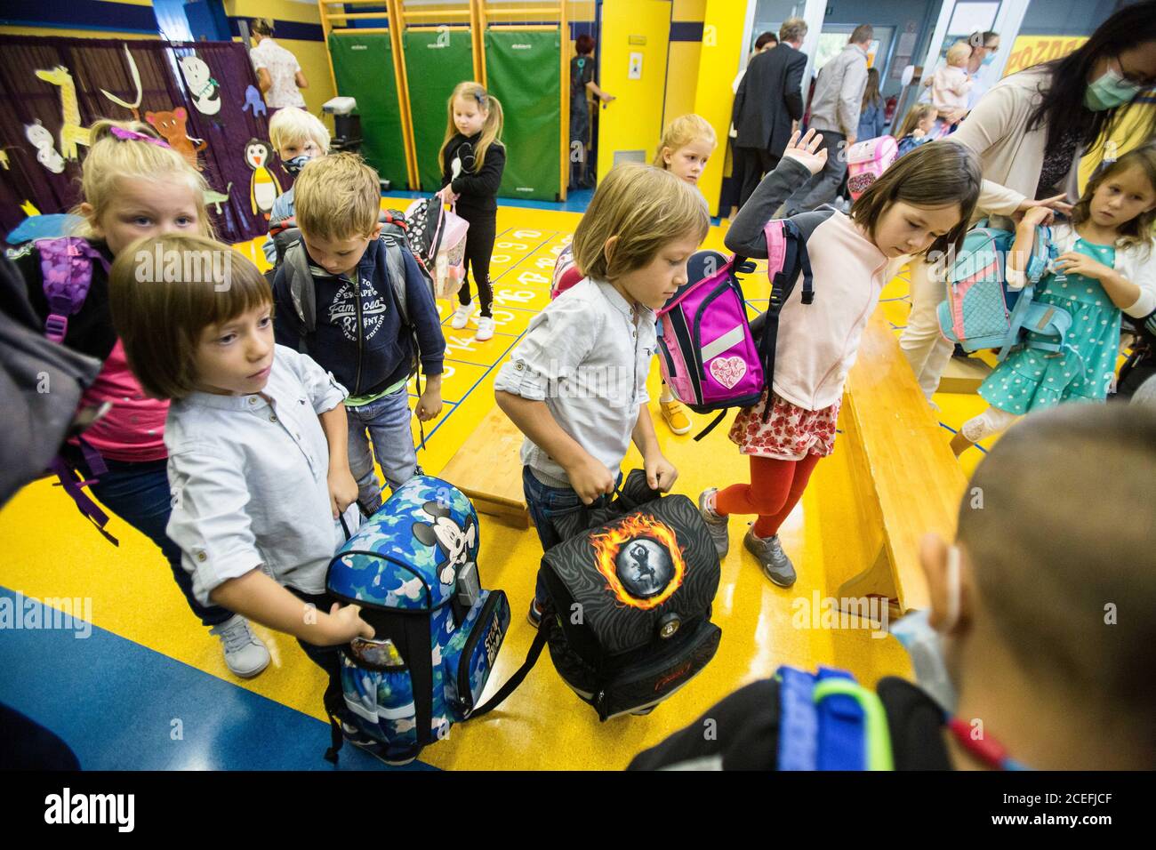 Skofja Loka, Slovénie. 1er septembre 2020. Les écoliers entrent dans une salle de classe le premier jour de la nouvelle année scolaire.malgré une augmentation des infections à COVID-19 après les vacances d'été, le gouvernement slovène décide que tous les élèves retournent à l'école car une nouvelle année scolaire commence en Slovénie. Crédit : SOPA Images Limited/Alamy Live News Banque D'Images