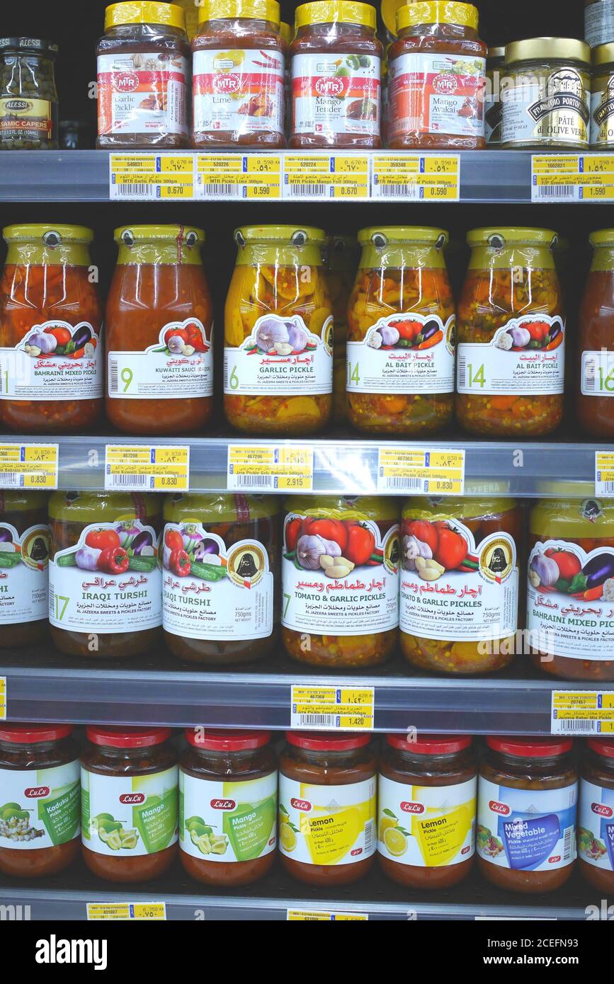 Pots de cornichons du Moyen-Orient sur les étagères d'un supermarché, Royaume de Bahreïn Banque D'Images