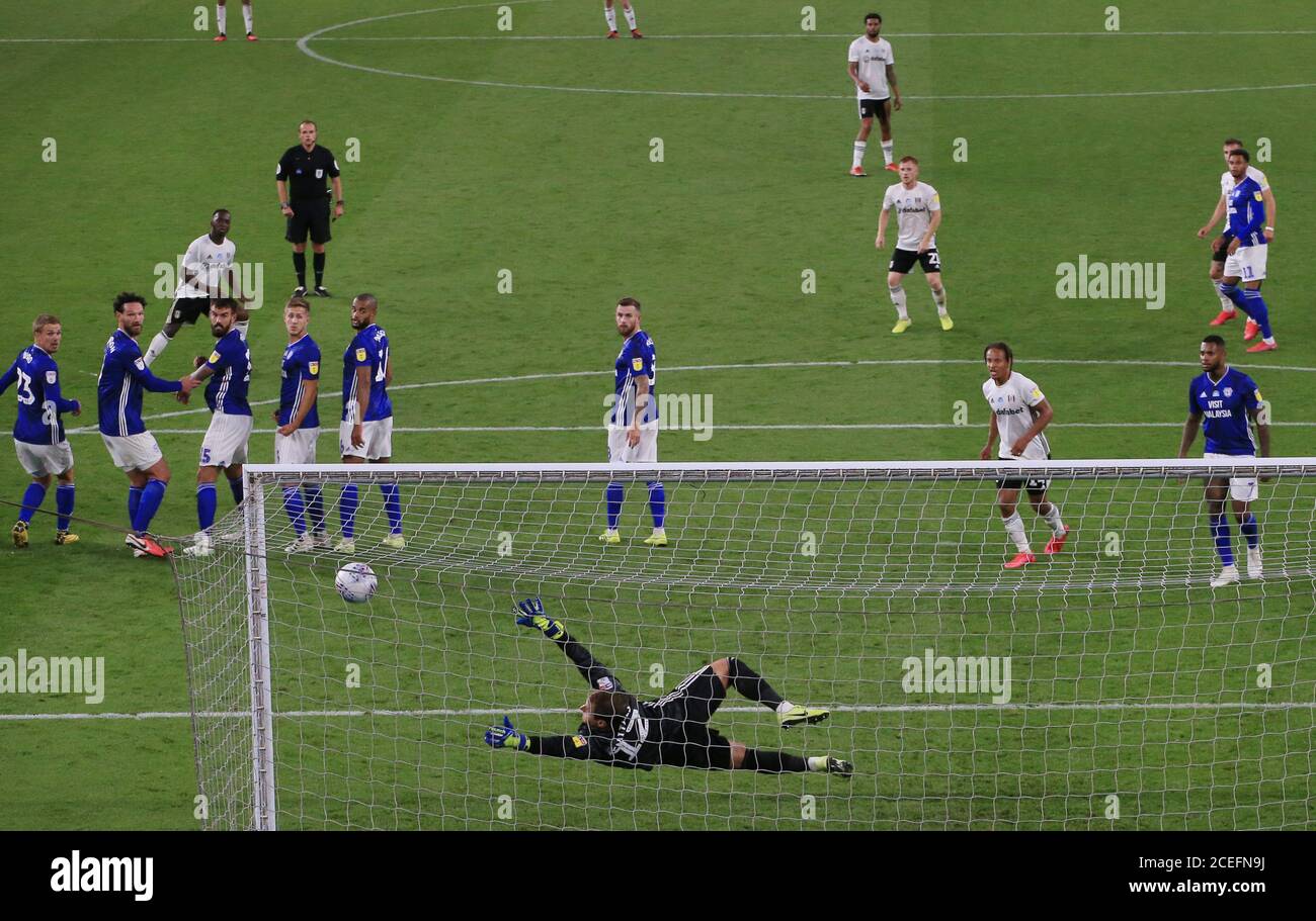 Neeskens Kebano de Fulham marque le deuxième but de son équipe lors du match de fin de match du championnat Sky Bet au stade de Cardiff City Stadium, à Cardiff. Banque D'Images