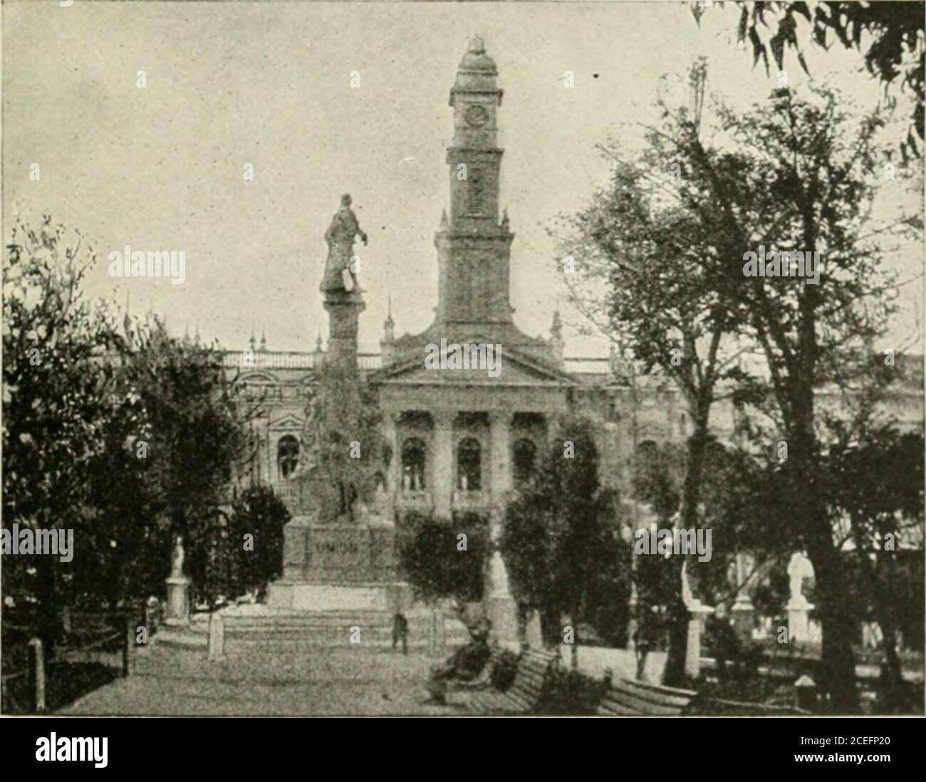 . La tournée sud-américaine : un guide descriptif. CATHÉDRALE ET PALAIS DU GOUVERNEMENT. il.il^L, ir n :ILME.NT À MLKILU LA VILLE DE LA PAZ 135 glaciers d'Illimani ou une montagne plus proche et invisible; ortaquia, le fumier de l'Ihuna, ici le carburant principal; ou de reporter des marchandises importées aux Indiens ou à d'autres, en habitant les quelques lignes de chemin de fer. La multitude d'Indiens (Aymards, moins prépossédant les QuicJiuas) et de choJos, forment ensemble neuf-tenthsdu popuhition de la Bolivie et deux-tiers tliat ot la i^azTaussi donne un j)icturesque nouveauté au ])hKe, attinLy eagerent Banque D'Images