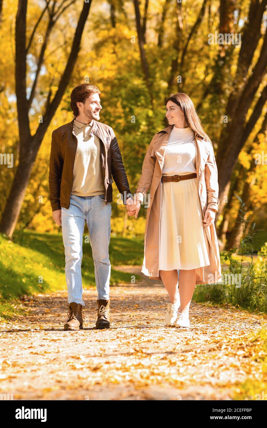 Portrait complet des jeunes amoureux de la forêt dorée Banque D'Images