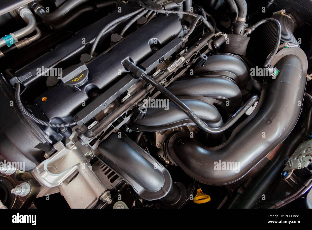 Détails du moteur de la voiture dans le capot ouvert Photo Stock - Alamy