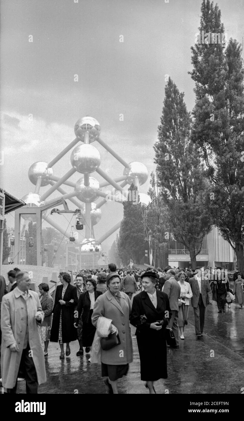 Foules à l'Expo 58 à Heysel, Bruxelles en Belgique avec l'Atomium emblématique en arrière-plan. Il s'agit de la première foire mondiale après la Seconde Guerre mondiale Banque D'Images