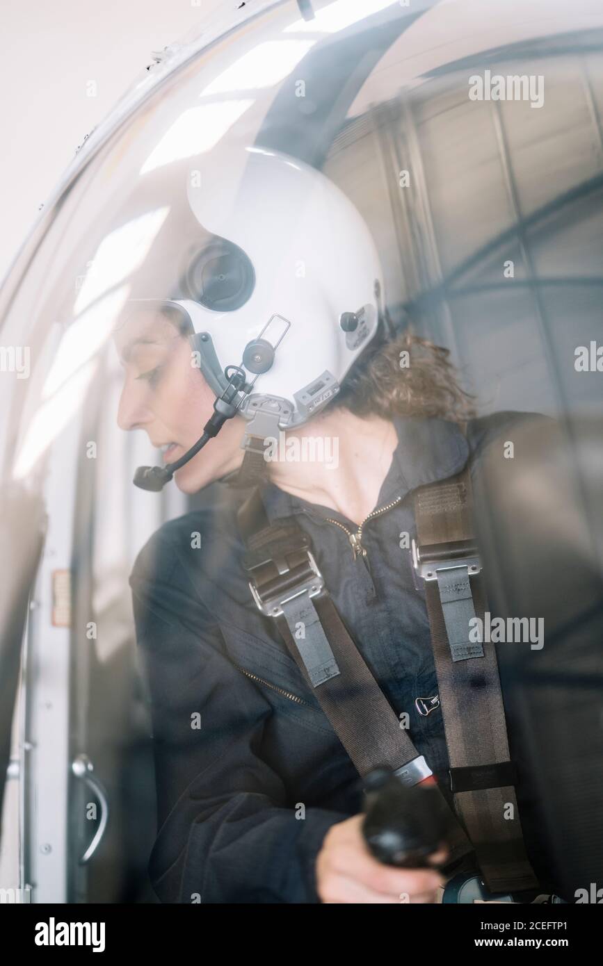 Fille pilote à l'intérieur de son hélicoptère. Banque D'Images