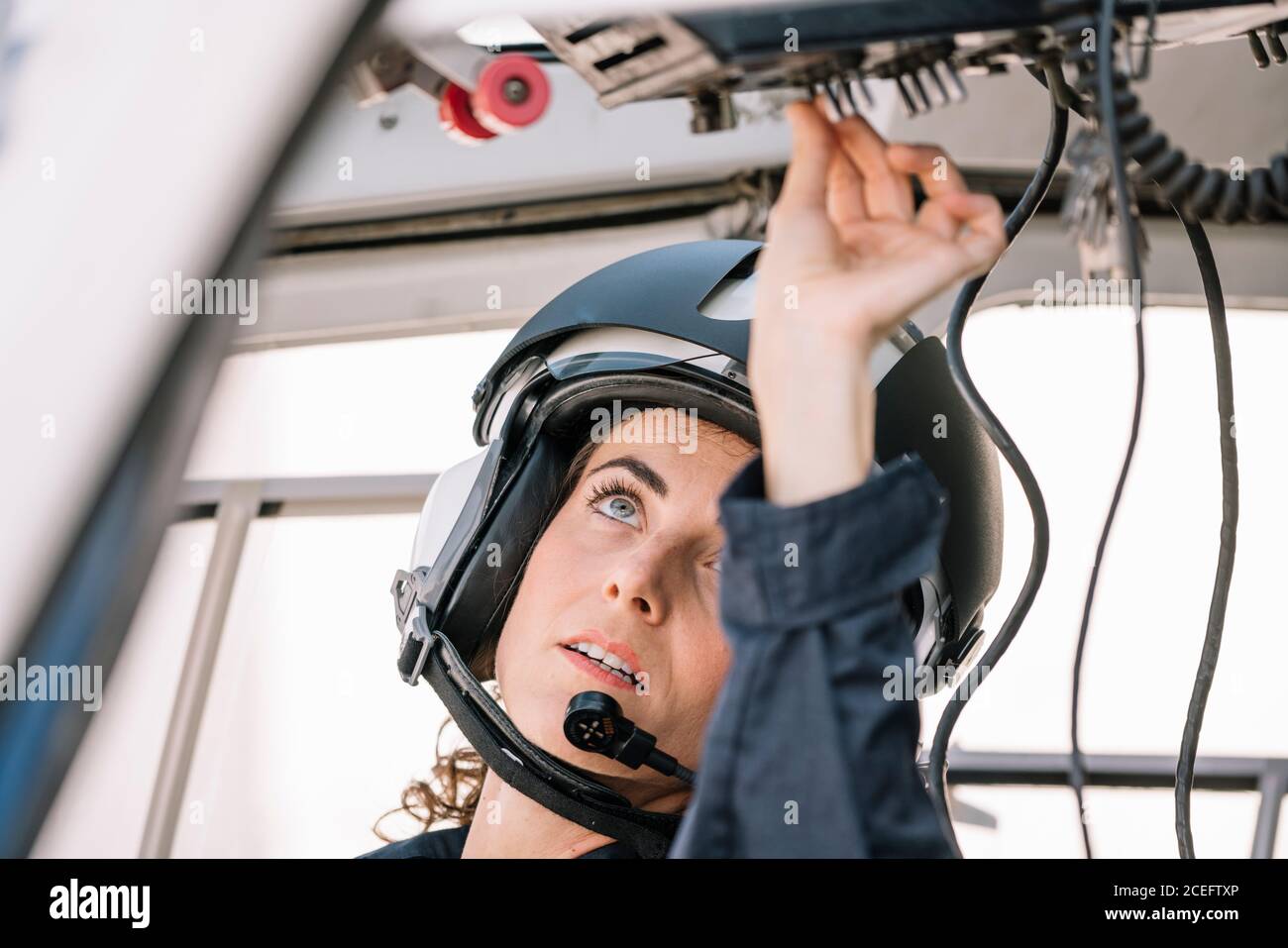 Femme pilote à l'intérieur d'un hélicoptère Banque D'Images