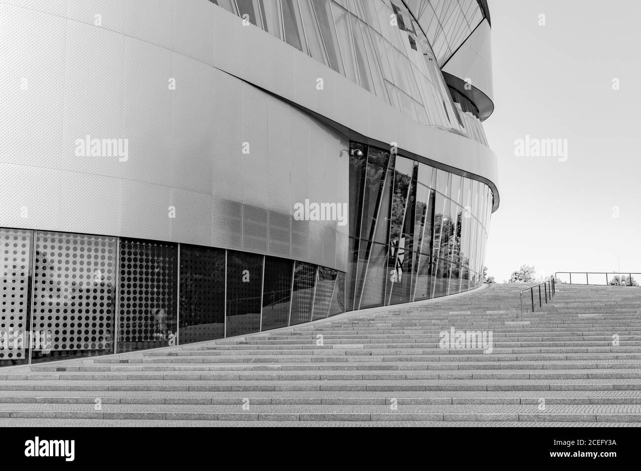 Stuttgart, BW / Allemagne - 21 juillet 2020 : vue détaillée en noir et blanc du musée Mercedes-Benz de Stuttgart Banque D'Images