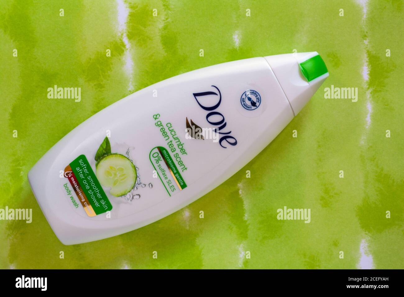 Bouteille de savon pour le corps parfum concombre et thé vert Dove Crème  hydratante de lavage du corps avec microbiome de SLES 0% sulfate doux  arrière-plan à motifs verts Photo Stock -
