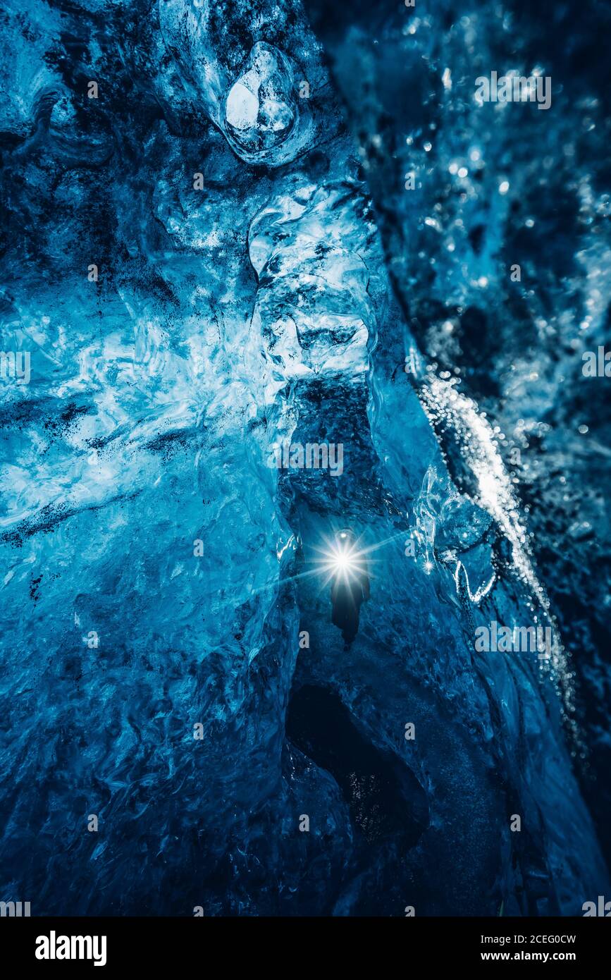 Voyageur marchant dans la grotte de glace bleue Banque D'Images