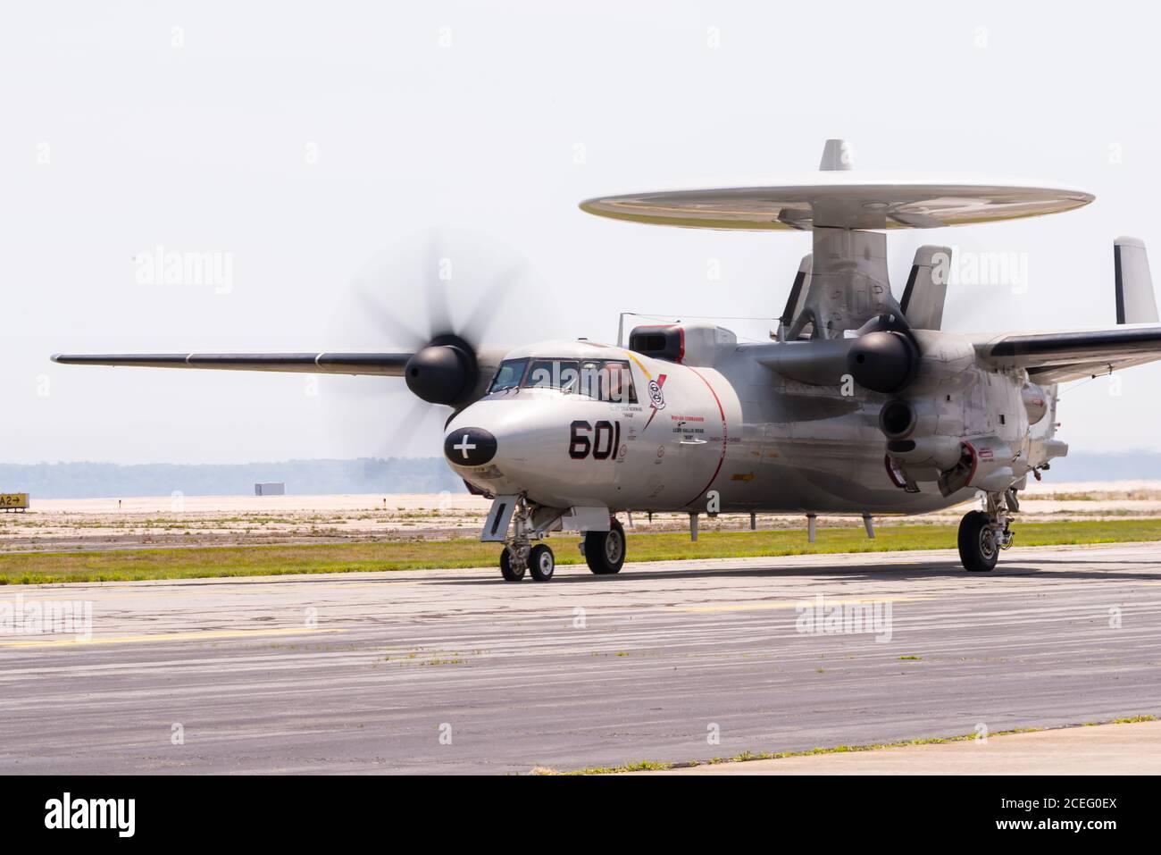 Un Northrup Grunman E-2C Hawkeye sur la piste du spectacle aérien de la Garde nationale du Rhode Island. Banque D'Images