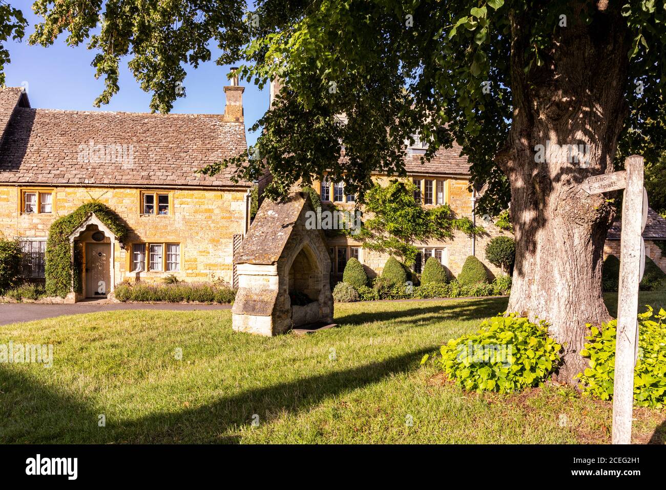 Lumière du soir sur les cottages à côté du village vert dans le village de Cotswold de Lower Slaughter, Gloucestershire Royaume-Uni Banque D'Images