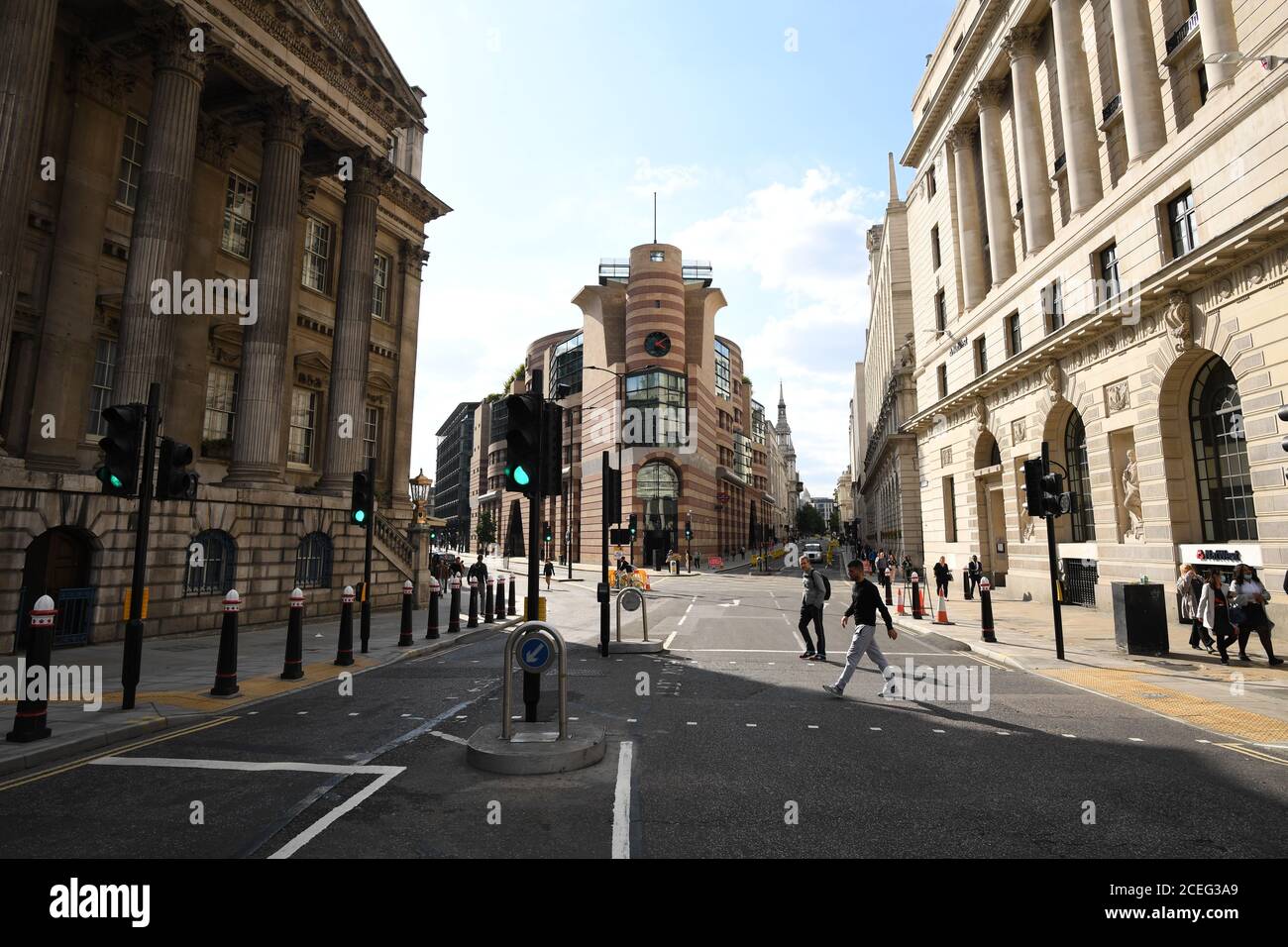 Un carrefour tranquille près de la Banque d'Angleterre dans la ville de Londres. Le premier ministre a déclaré que les gens revenaient « en grand nombre au bureau », mais Downing Street a déclaré qu'elle ne pouvait pas encore fournir d'informations pour soutenir la réclamation. Banque D'Images
