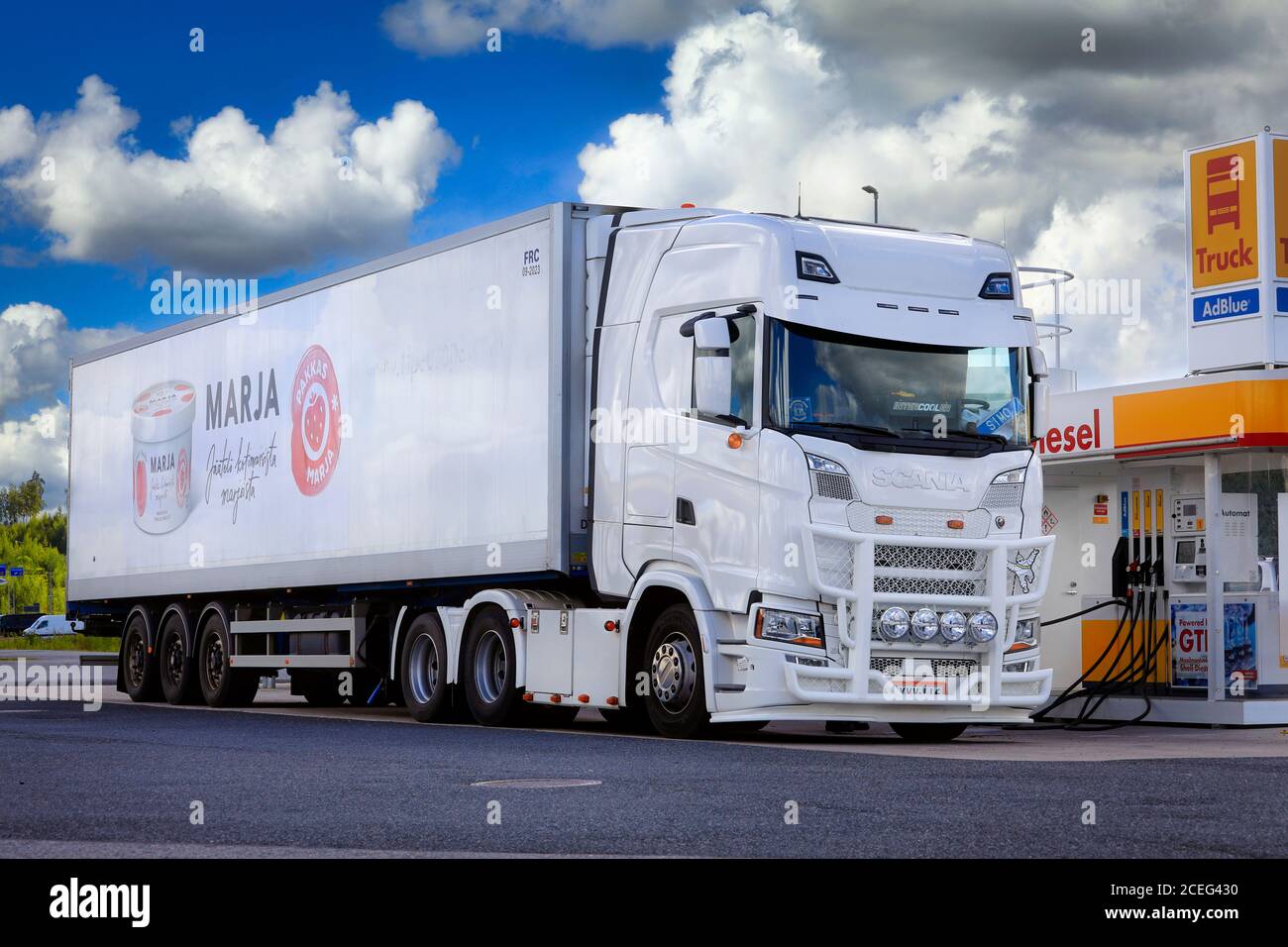Nouveau camion Scania 500S blanc personnalisé avec semi-remorque réfrigérée Pakkasmarja à la station de ravitaillement Shell. Forssa, Finlande. 28 août 2020. Banque D'Images