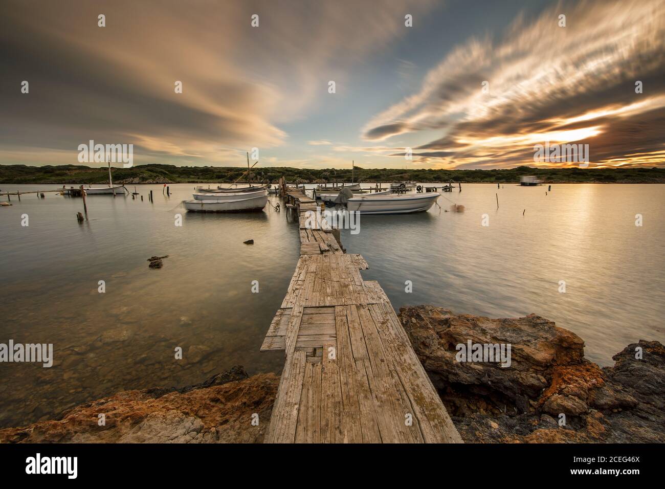 Coucher de soleil sur un quai à bateaux, Minorque, Espagne Banque D'Images