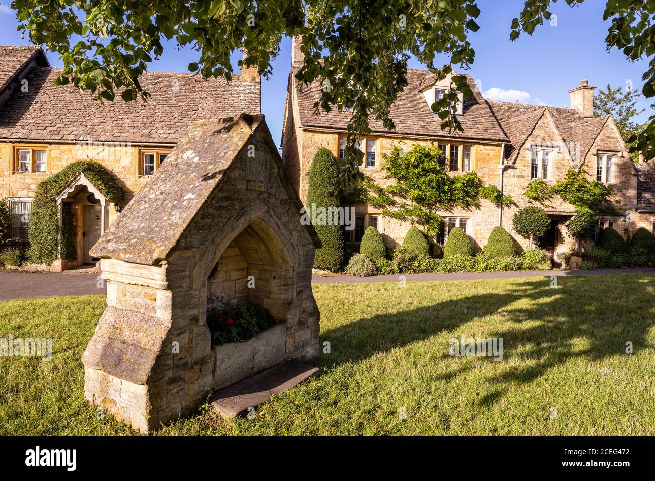 Lumière du soir sur les cottages à côté du village vert dans le village de Cotswold de Lower Slaughter, Gloucestershire Royaume-Uni Banque D'Images