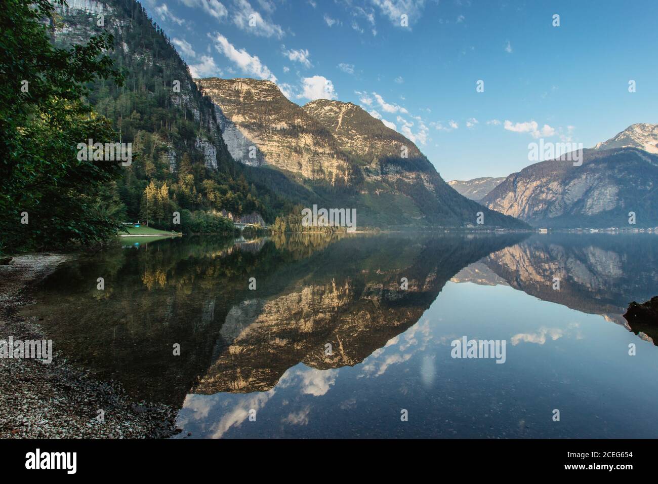 Réflexion miroir à Hallstatter See, Autriche. Été printemps couleurs lac et montagne au lever du soleil dans les Alpes autrichiennes.beau paysage paisible de la nature, tur Banque D'Images