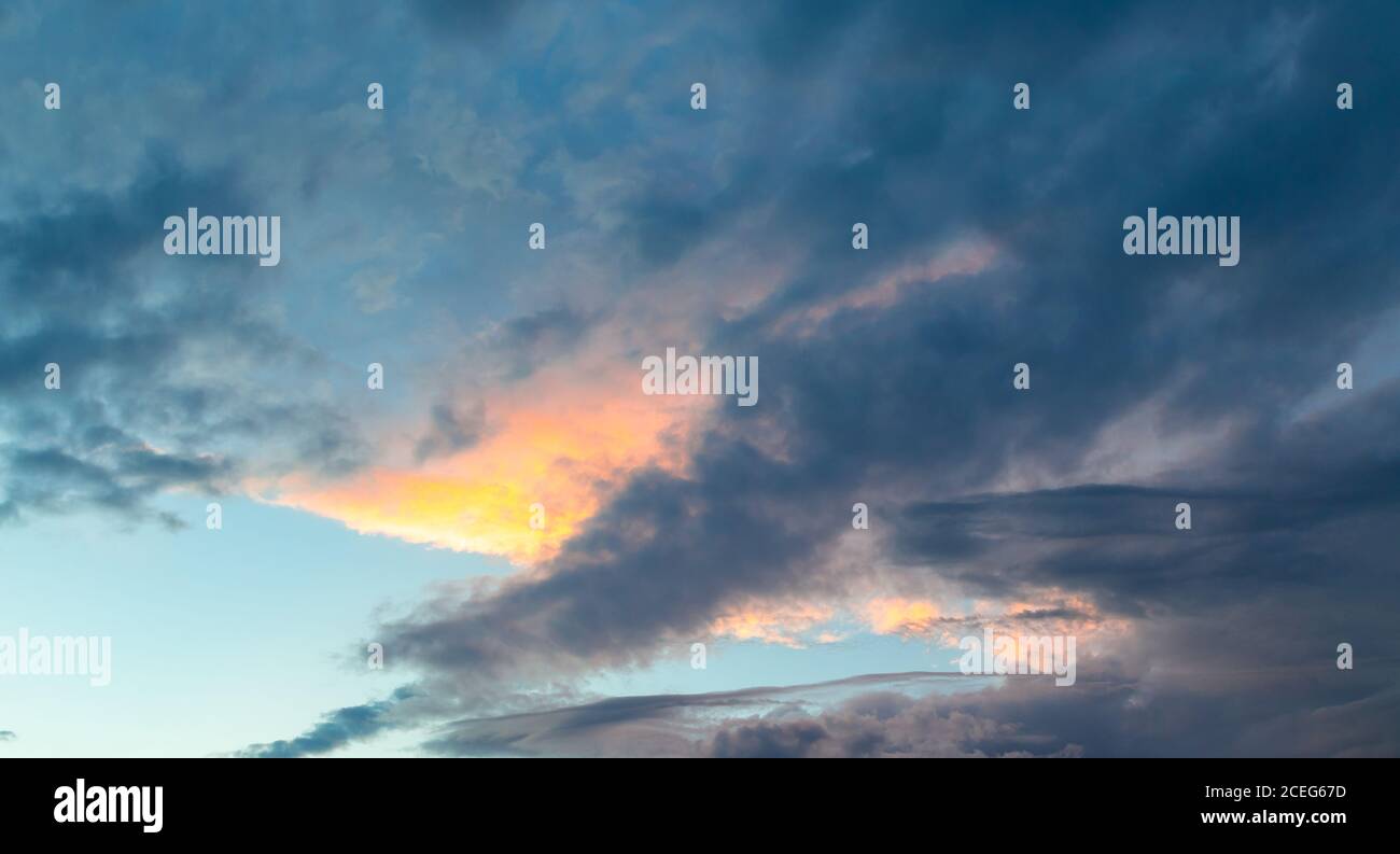 Nuages spectaculaires, temps nuageux. Nuages lourds avant la pluie. Paysage naturel Banque D'Images