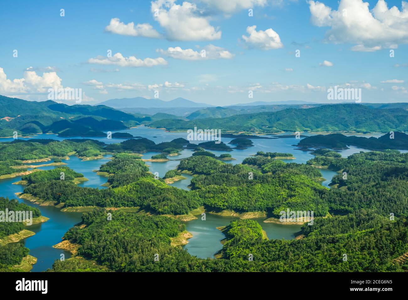 Ta Dung lac en été. Ciel bleu et nuageux sur le lac et les arbres sur la petite île paradisiaque. Parc géologique mondial de Dak Nong, Dak Nong prov Banque D'Images