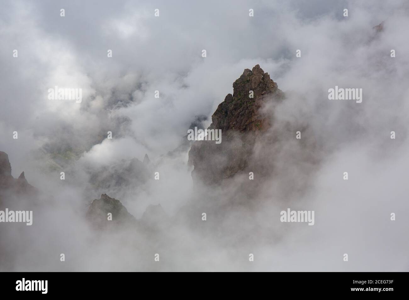 Paysage de montagnes nuageux Banque D'Images