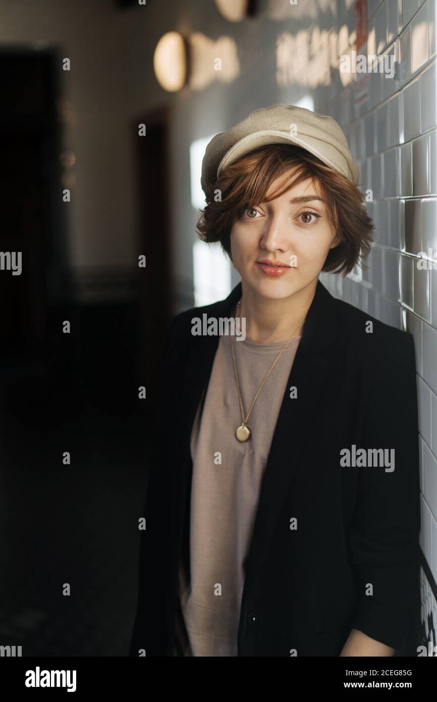 Veste courte beige Banque de photographies et d'images à haute résolution -  Alamy