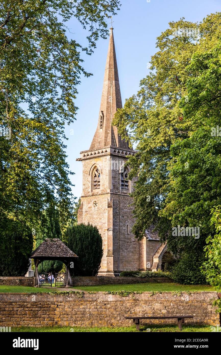 Lumière du soir sur l'église St Marys dans le village de Cotswold de Lower Slaughter, Gloucestershire Royaume-Uni Banque D'Images Lumière du soir sur l'église St Marys dans le village de Cotswold de Lower Slaughter, Gloucestershire Royaume-Uni Banque D'Images
