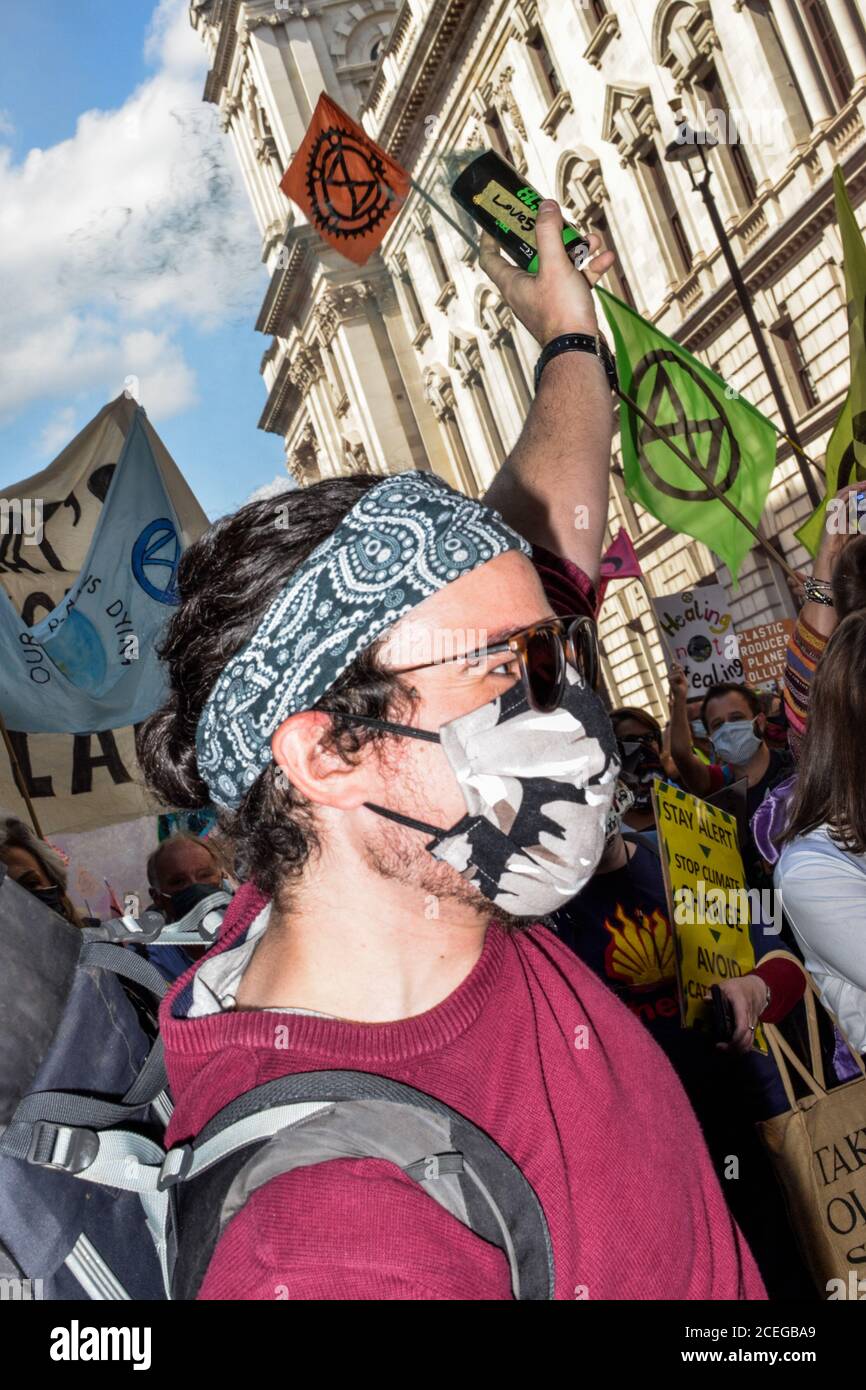 Des milliers de manifestants de la rébellion s'affrontent sur la place du Parlement, dans le centre de Londres, bloquant les routes à l'entrée et à la sortie de la zone exigeant que le gouvernement écoute leur demande d'une assemblée de citoyens pour s'attaquer au changement climatique. Banque D'Images