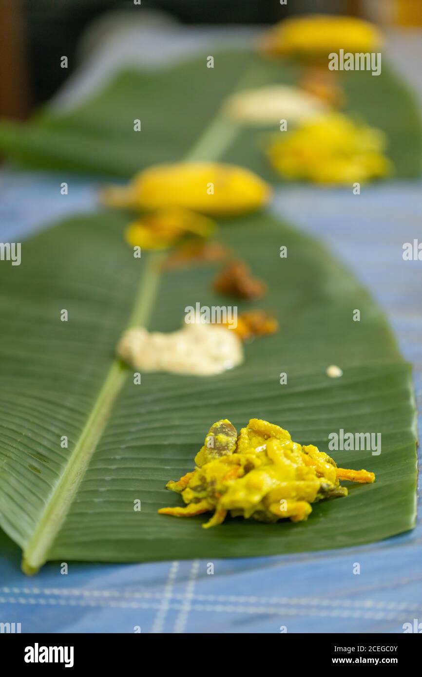 La nourriture traditionnelle du Kerala est posée sur une feuille de banane pendant Le festival Onam au Kerala Inde Banque D'Images