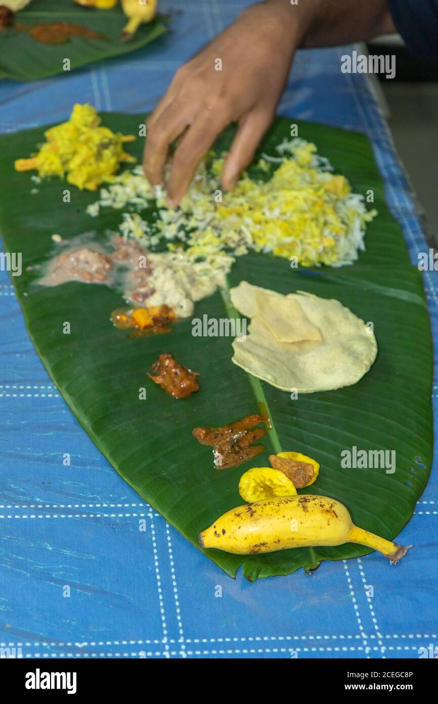La nourriture traditionnelle du Kerala étant mangée sur une feuille de banane pendant Le festival Onam au Kerala Inde Banque D'Images