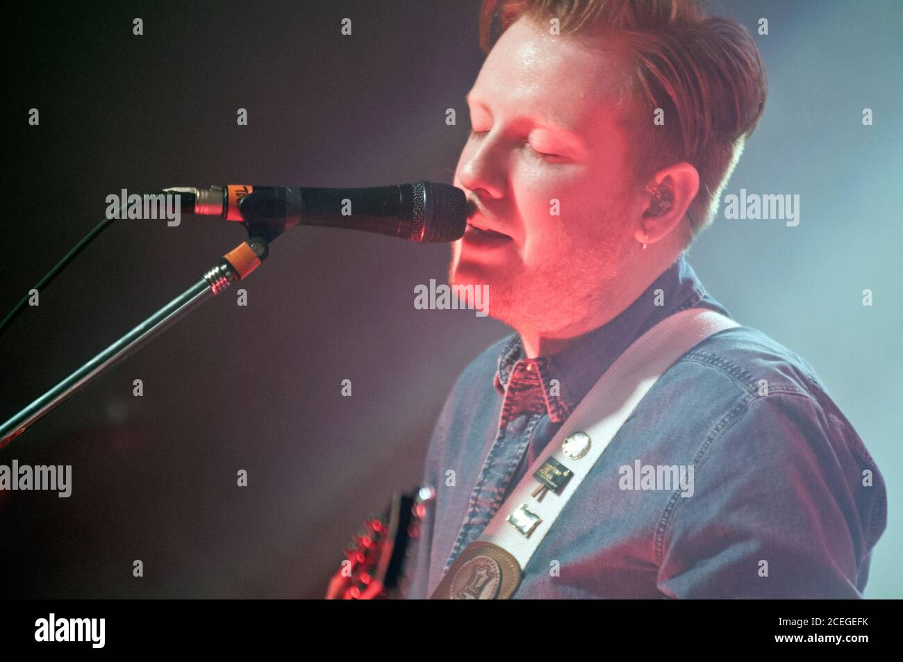 Alex Trimble, leader du groupe irlandais Two Door Cinema Club Banque D'Images