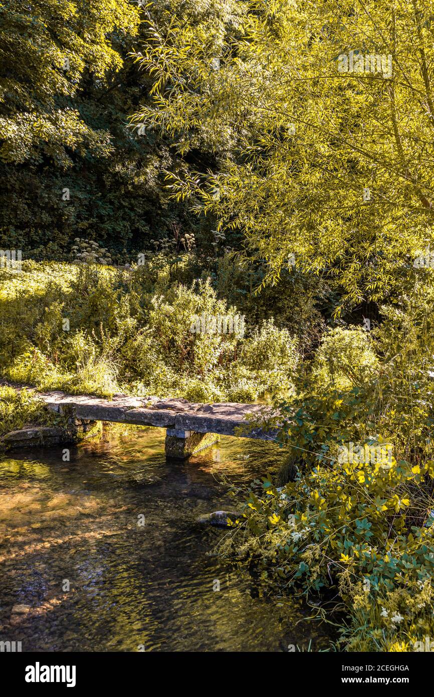Lumière du soir sur un vieux pont en pierre de l'autre côté de la rivière Eye dans le village Cotswold de Upper Slaughter, Gloucestershire Royaume-Uni Banque D'Images