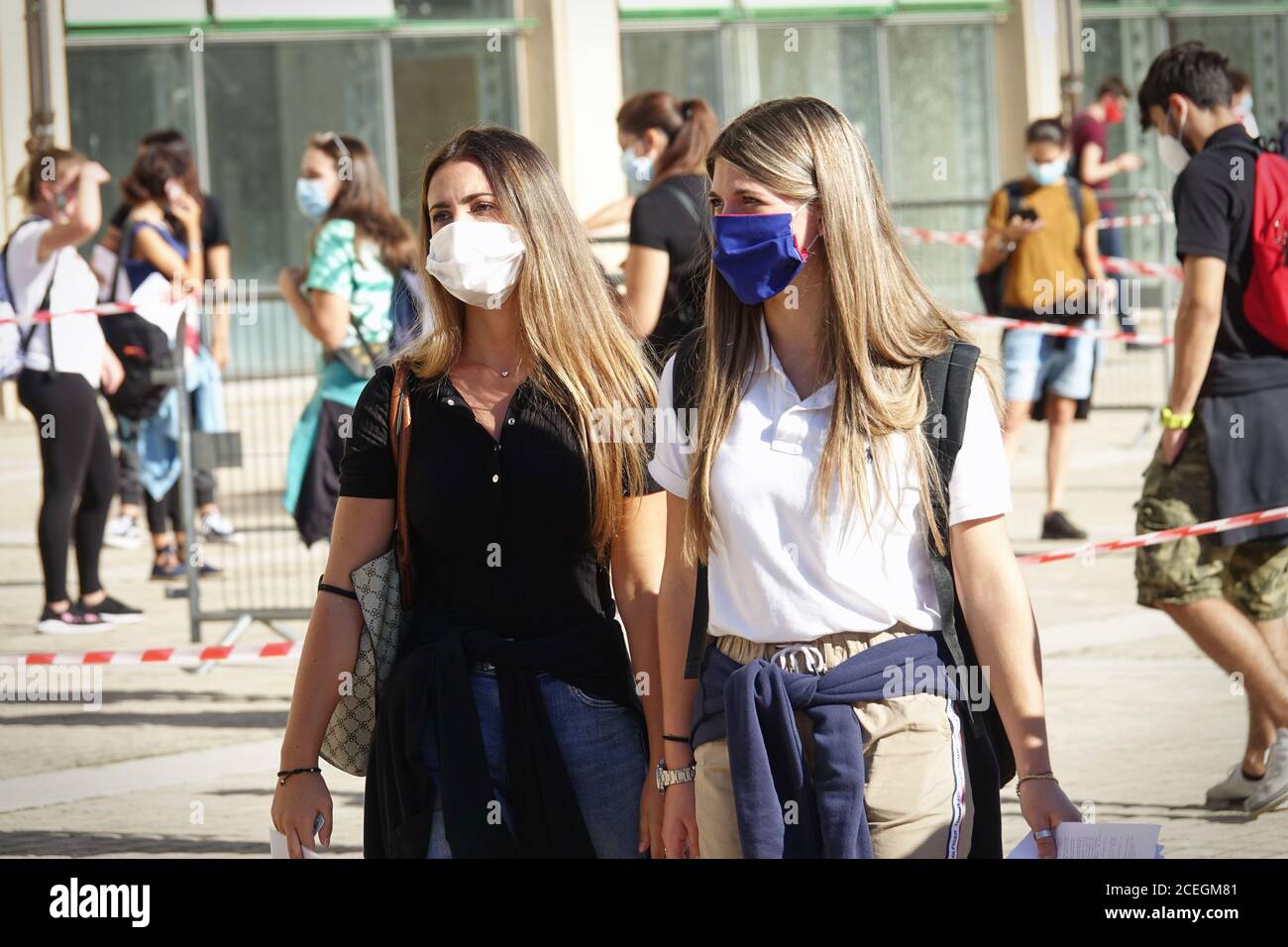 Les élèves font la queue à l'entrée de l'école en portant un masque pour prévenir une infection ou une maladie respiratoire. Turin, Italie - septembre 2020 Banque D'Images