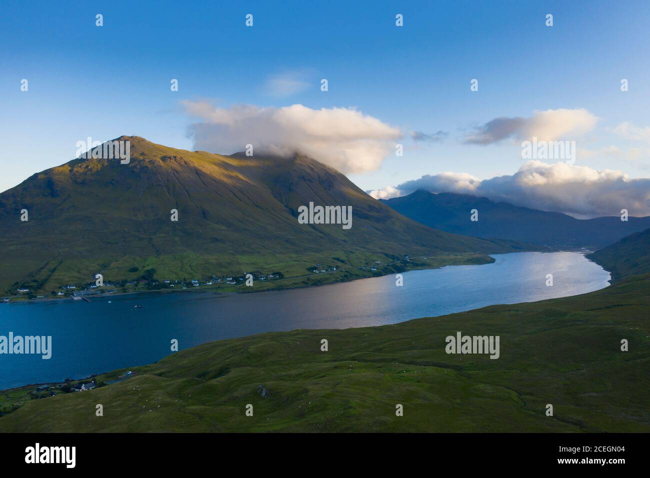 Ecosse, île de Skye, Sligachan. Vue sur Glamanig et le Rouge Cuillin des montagnes de Skye, de l'autre côté du Loch Sligachan. Banque D'Images