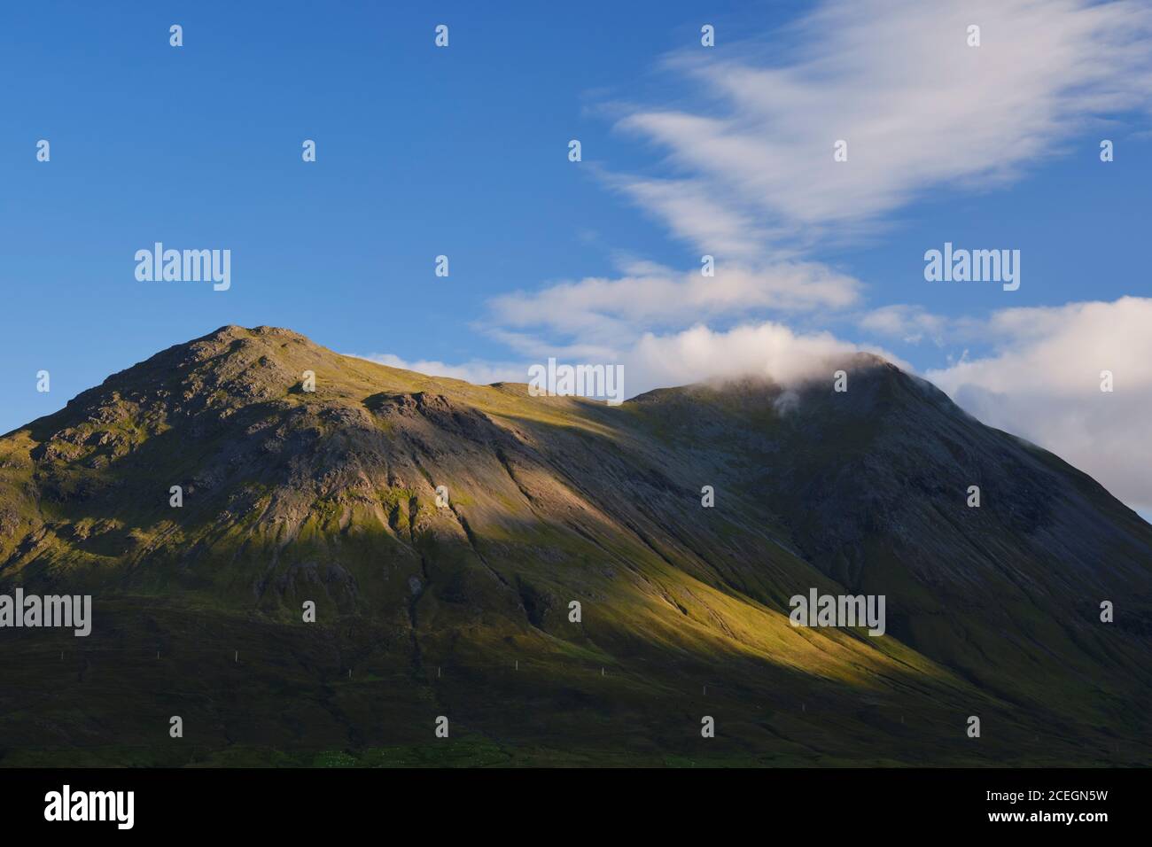 Ecosse, île de Skye, Sligachan. Vue sur Glamanig et le Rouge Cuillin des montagnes de Skye, de l'autre côté du Loch Sligachan. Banque D'Images