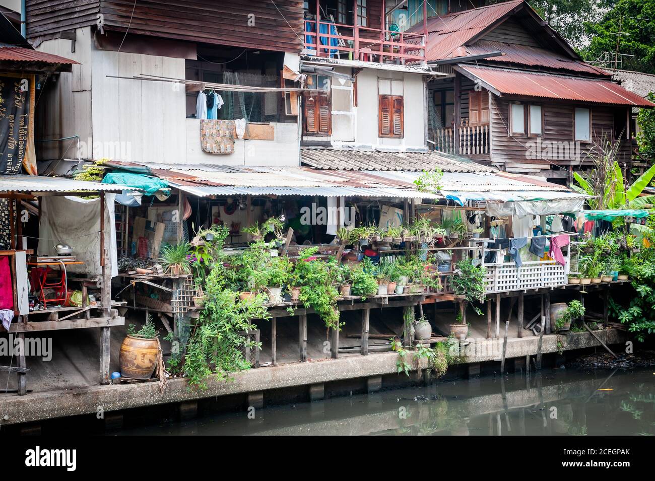 L'extérieur d'une maison thaïlandaise traditionnelle donnant sur l'un des canaux connus sous le nom de khlongs dans le centre de Bangkok Thaïlande. Banque D'Images