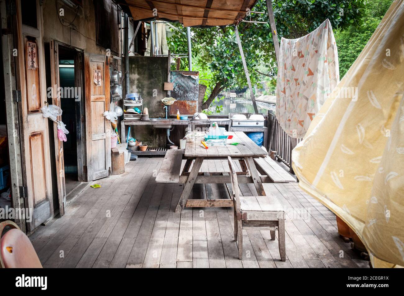 La véranda d'une maison thaïlandaise traditionnelle donnant sur l'un des canaux connus sous le nom de khlongs dans le centre de Bangkok Thaïlande. Banque D'Images