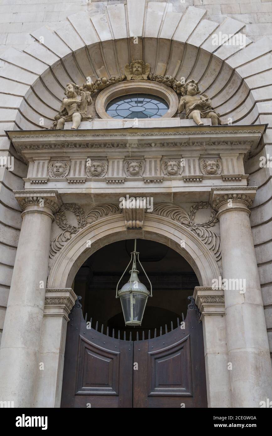 Porte ouest de l'église de Sainte-Marie-le-Bow. Conçue par Sir Christopher Wren, l'église abrite les célèbres Bow Bells. Cheapside, Londres, Angleterre. Banque D'Images