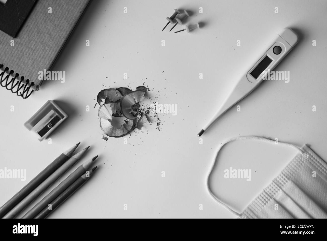 Fournitures scolaires, un masque médical et un thermomètre de retour à l'école concept dans la nouvelle norme Banque D'Images