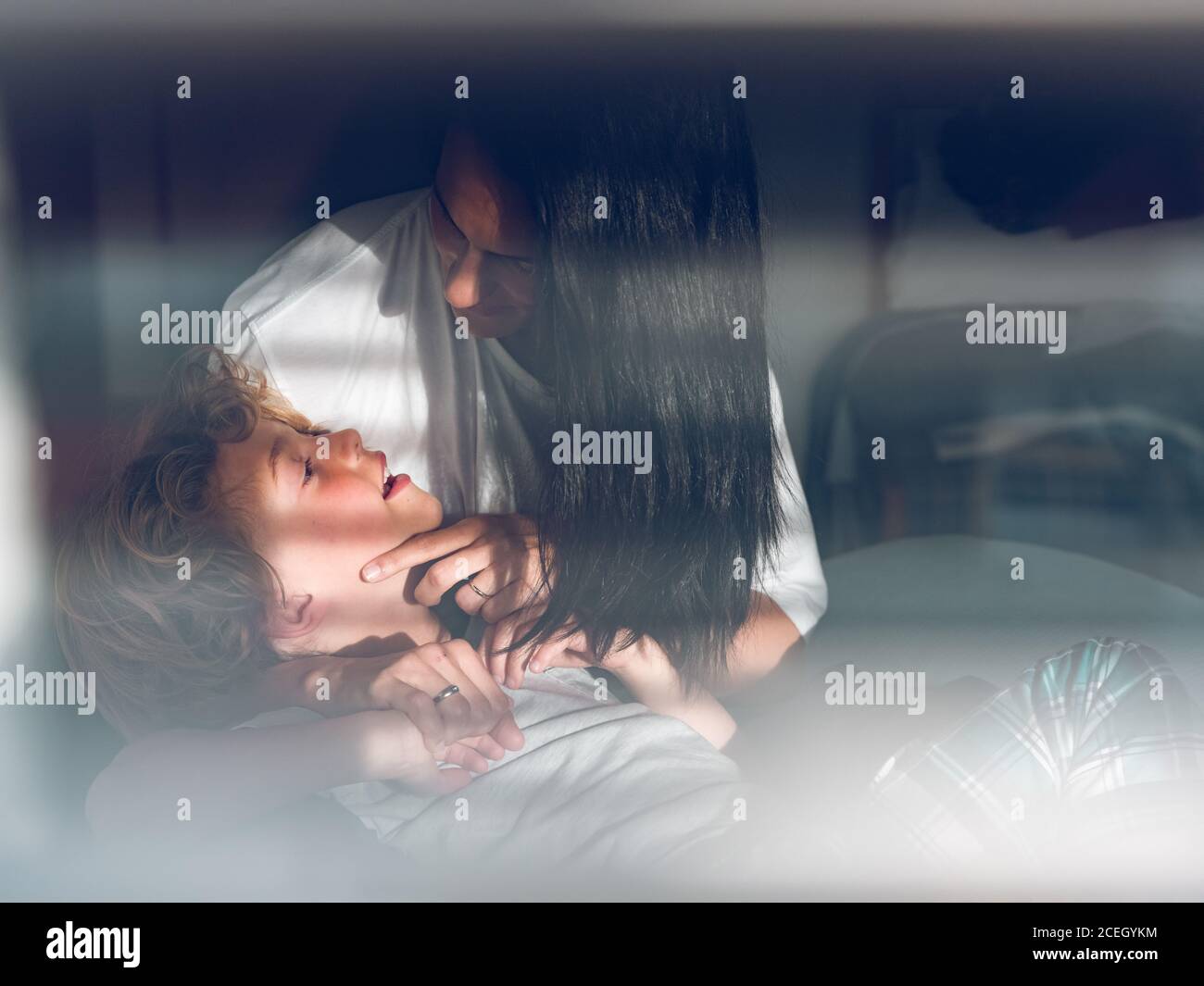 Belle femme et doux garçon riant à voix haute tout en s'amusant ensemble  Photo Stock - Alamy