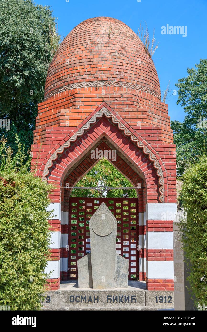 MOSTAR, BOSNIE-HERZÉGOVINE - 2017 AOÛT 16. Tombe du poète romantique bosniaque Osman Dikic sur le cimetière musulman de Mostar Banque D'Images