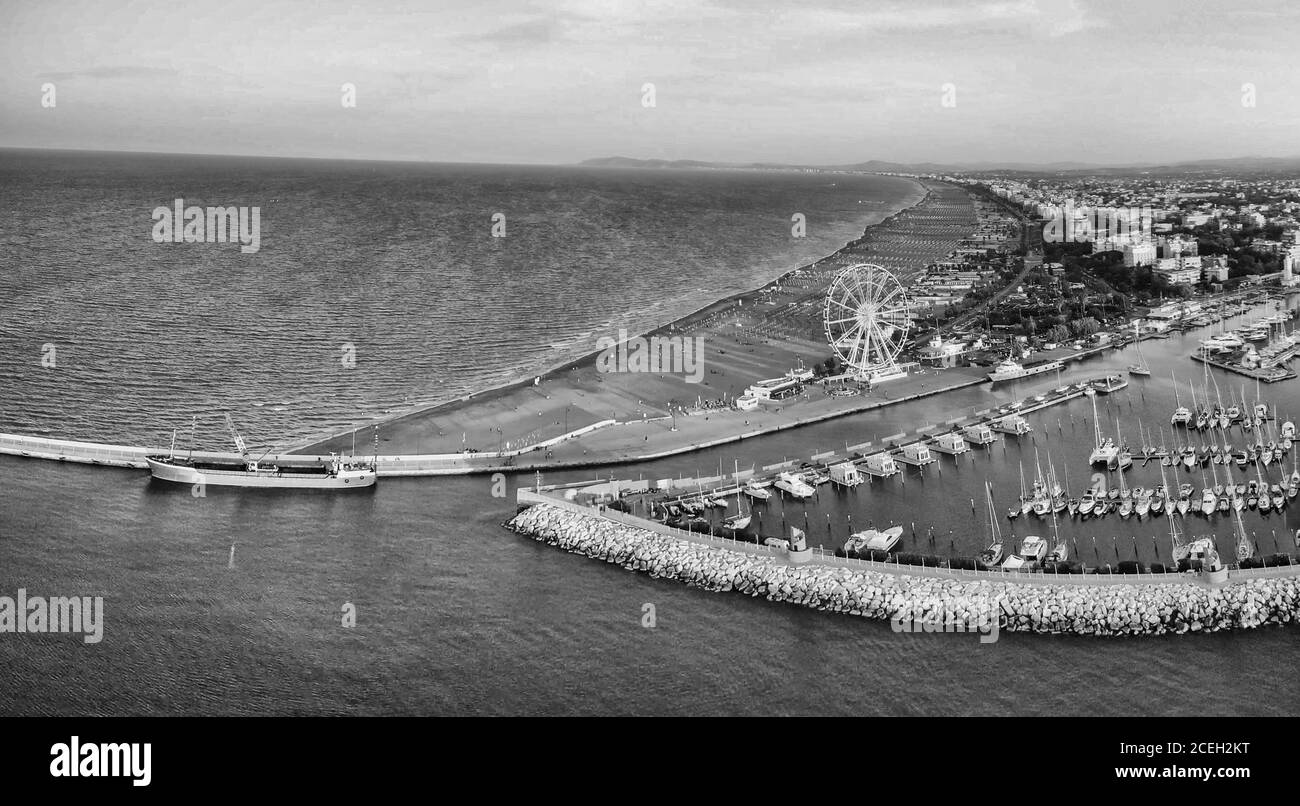 Vue panoramique sur le port et les bateaux de Rimini, Italie. Banque D'Images