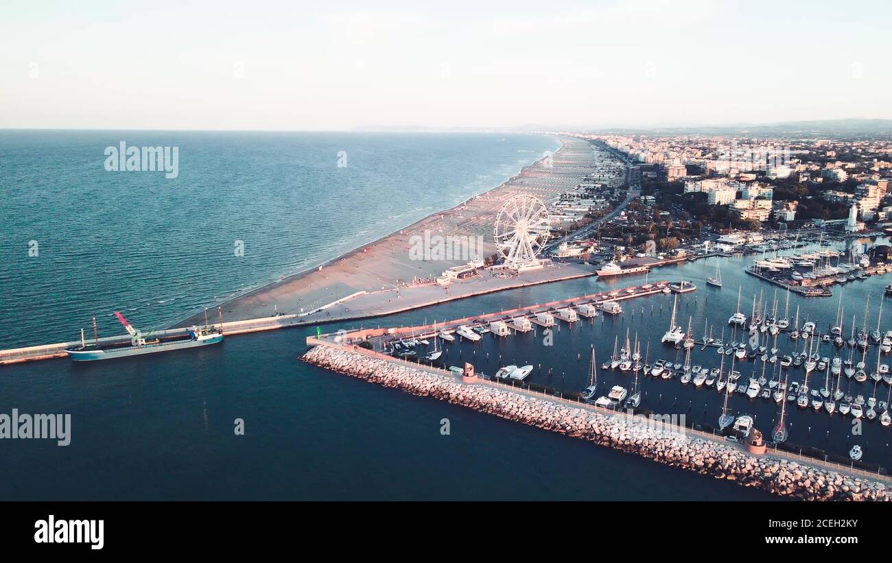 Vue aérienne du port de Rimini et des bateaux amarrés en été, Italie. Banque D'Images