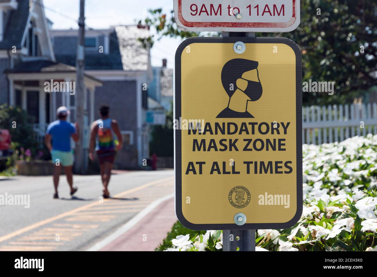 Panneau pour la zone de masque obligatoire à Provincetown, ma. Pour éviter la propagation de Covid-19, les gens doivent porter des masques dans le quartier des affaires 24 heures sur 24. Banque D'Images