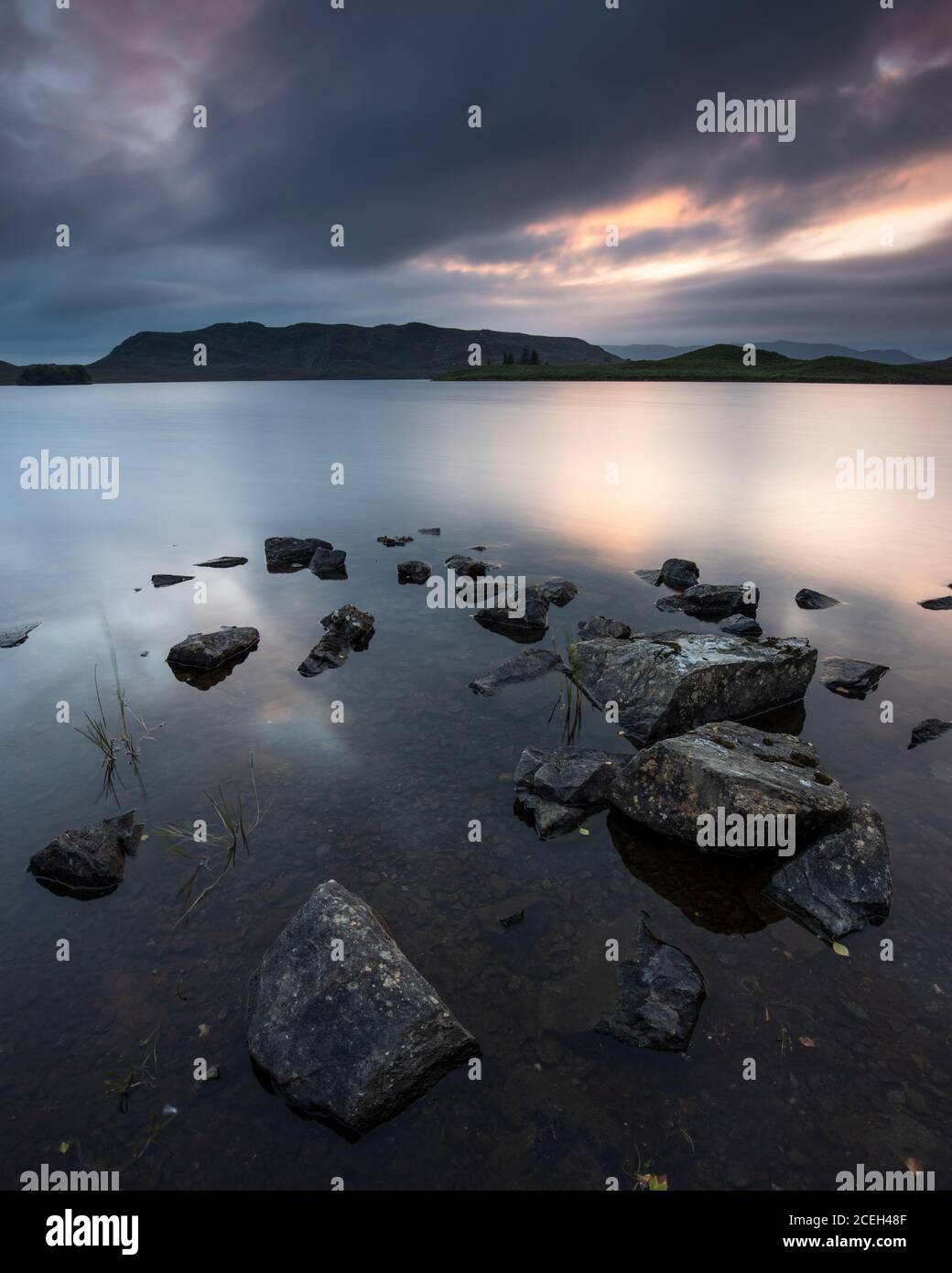 Ecosse, Highlands écossais, Loch Tarff. Crépuscule au Loch Tarff, un petit loch d'eau douce situé près du Loch Ness et du fort Augustus. Banque D'Images