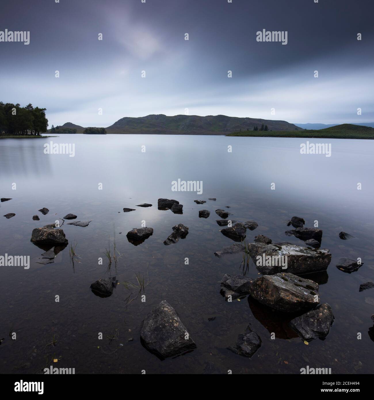 Ecosse, Highlands écossais, Loch Tarff. Crépuscule au Loch Tarff, un petit loch d'eau douce situé près du Loch Ness et du fort Augustus. Banque D'Images