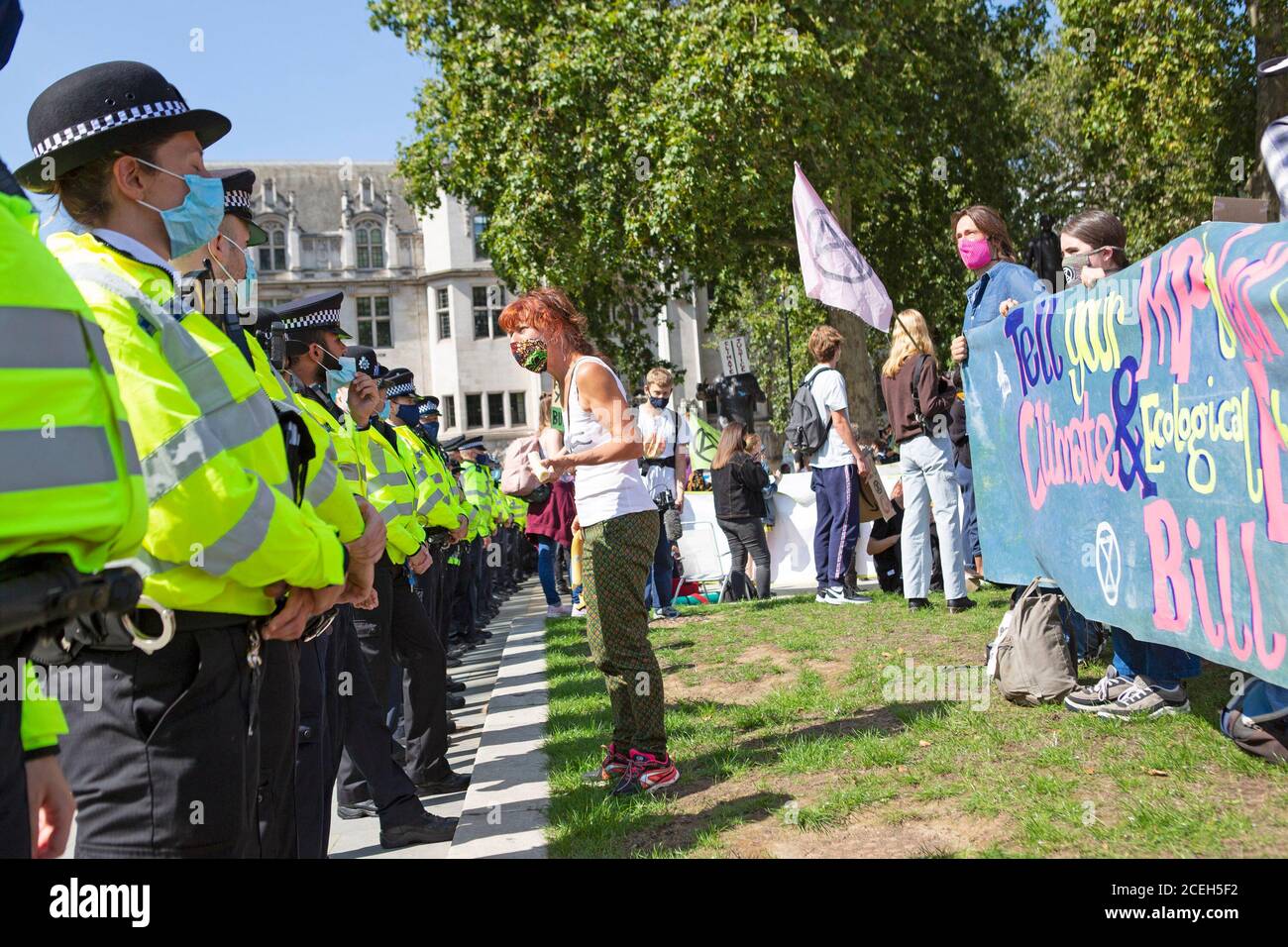 La rébellion de l'extinction démontrera sur la place du Parlement, à Londres, alors que la police se déplace pour arrêter des personnes qui bloquent les routes Banque D'Images