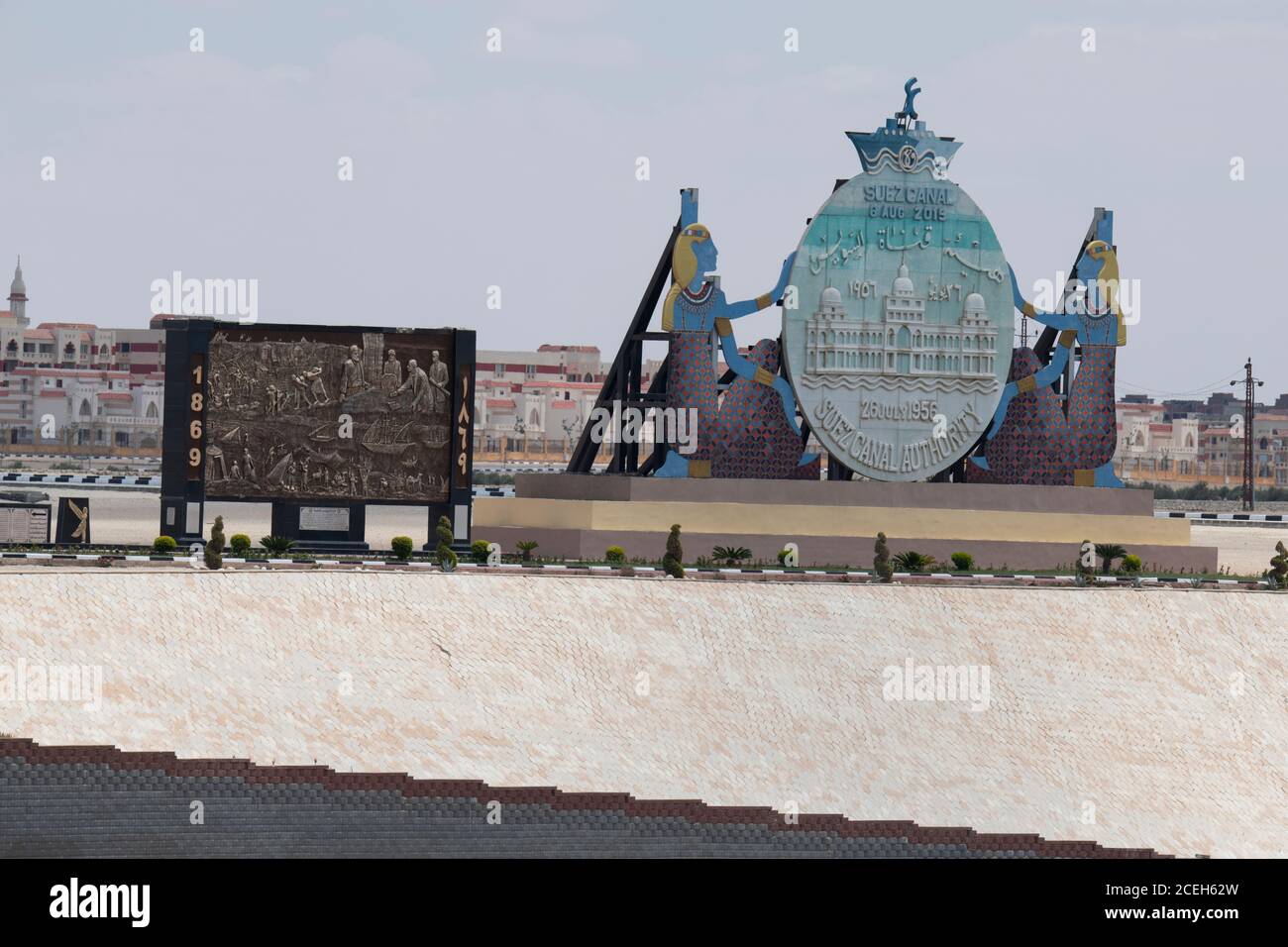 Égypte, Canal de Suez, Ismailia. Monument du canal de Suez le long de la rive du canal. Banque D'Images