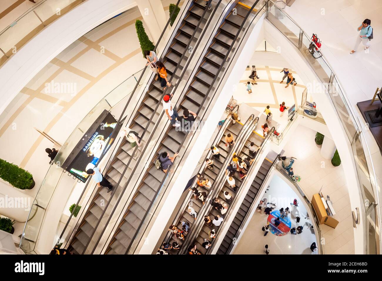 Vue sur les escaliers mécaniques et les étages inférieurs du centre commercial géant ou du centre commercial Siam Paragon à Bangkok Thaïlande. Banque D'Images