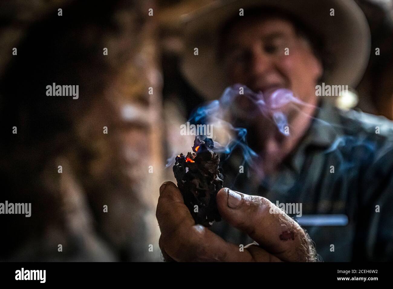 Dans une grotte aborigène, les moustiques sont chassés avec la fumée traditionnelle Banque D'Images