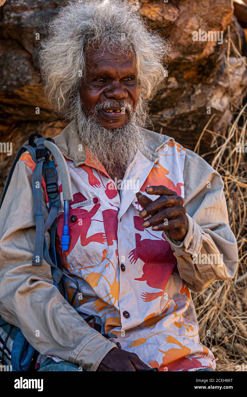 Guide expliquant les autochtones dans l'art rupestre aborigène Long Tom Dreaming, Gunbalanya, Australie Banque D'Images