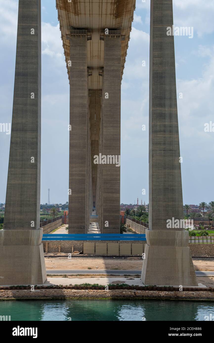 Égypte, canal de Suez à El-Qantara. Le pont pour la paix de Moubarak (aussi appelé pont de l'amitié entre l'Égypte et le Japon, pont Al Salam ou pont pour la paix d'Al Salam. Banque D'Images